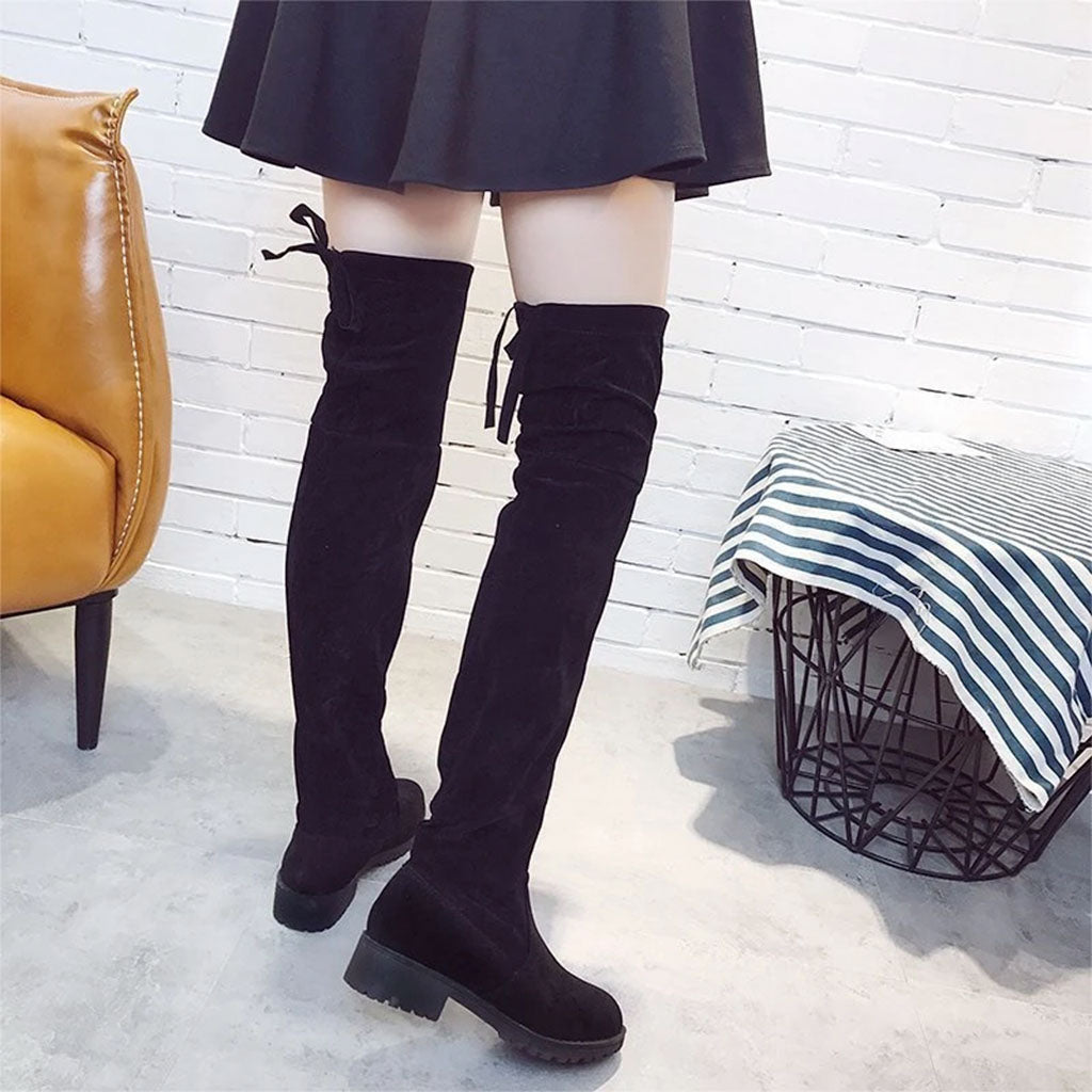 Transforme seu visual com a Bota Over The Knee Estilosa, perfeita para combinar com qualquer roupa.