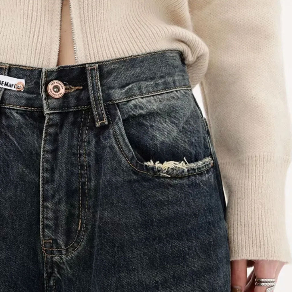 Calça Jeans Isabelle com design relaxado, ótima para o dia a dia.