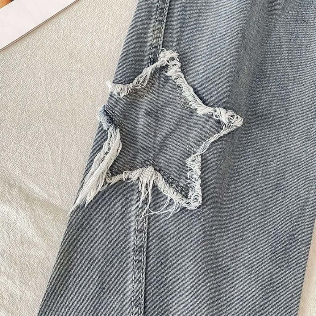 Detalhe do bordado na Calça Jeans Solto Sofia